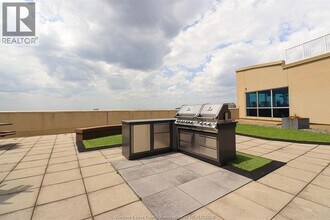 1225 Riverside Dr W in Windsor, ON - Building Photo - Building Photo