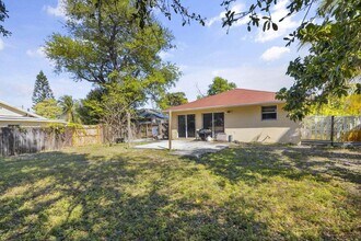 1651 Suwanee Dr in West Palm Beach, FL - Building Photo - Building Photo
