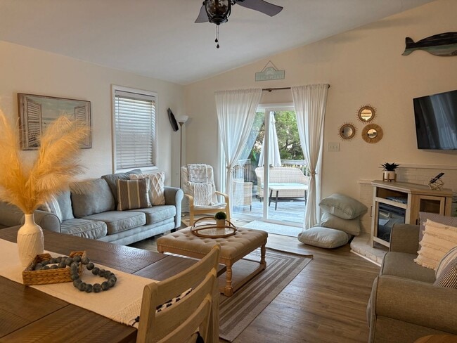 1100 W Durham St in Kill Devil Hills, NC - Building Photo - Building Photo