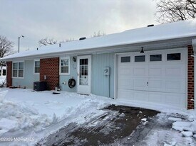 802B Balmoral Ct in Lakewood, NJ - Building Photo