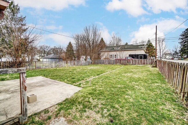 328 Glenn Ave in Springfield, OH - Foto de edificio - Building Photo