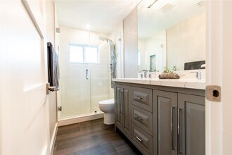 2275 SW 44th St in Fort Lauderdale, FL - Foto de edificio - Building Photo