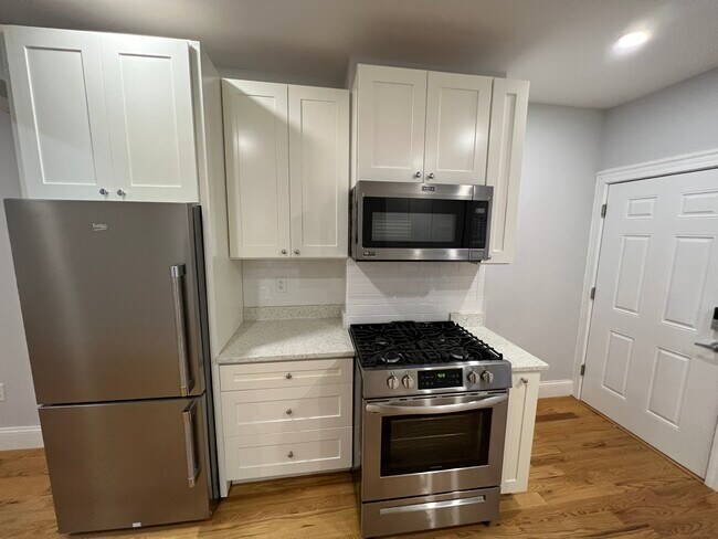 132 1/2 Oxford St, Unit 2 in Cambridge, MA - Building Photo - Building Photo