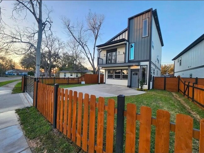 property at 1002 Natchez Ave