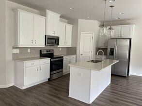 2810 Aralynn Wy in College Park, GA - Building Photo - Building Photo