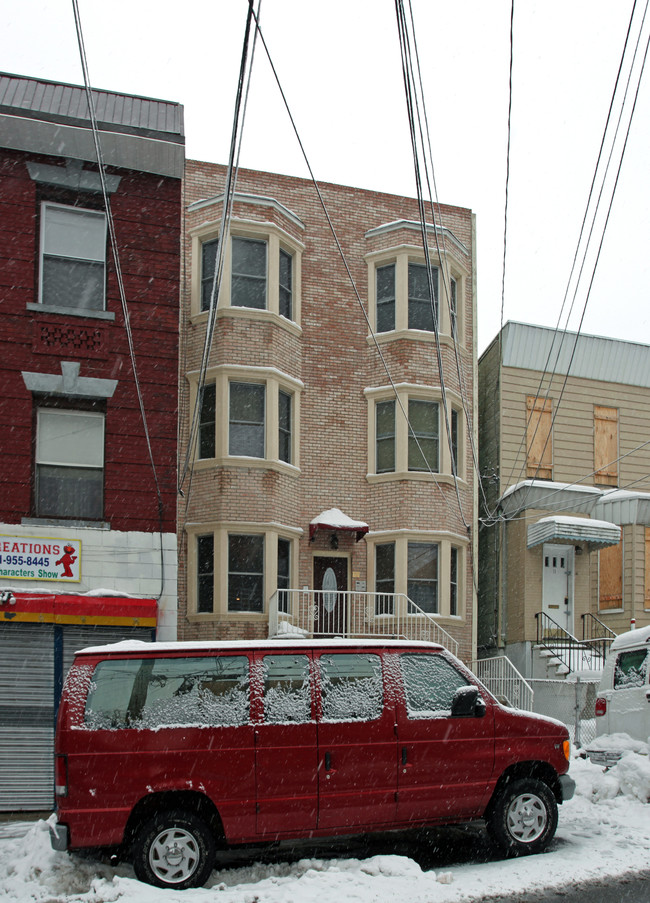 9 Graham St in Jersey City, NJ - Building Photo - Building Photo