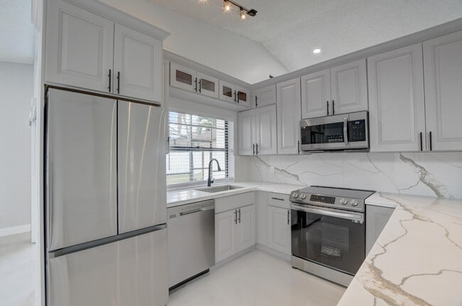20995 Country Creek Dr in Boca Raton, FL - Building Photo - Building Photo