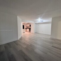 933 NE 199th St in Miami, FL - Building Photo