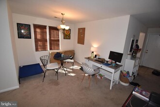 2050 N CALVERT St in Arlington, VA - Building Photo - Building Photo