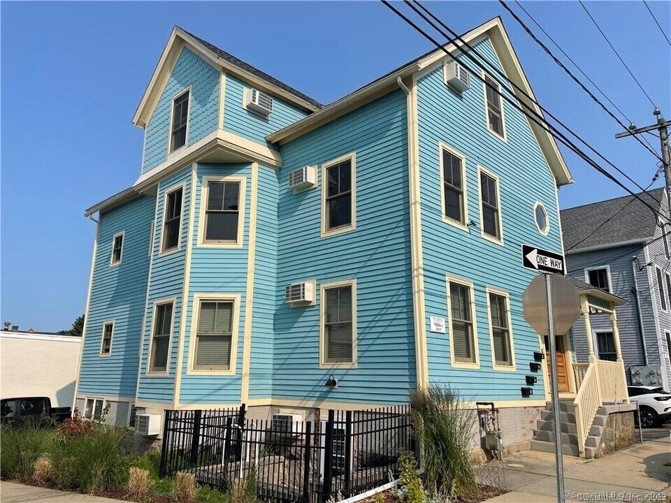 2 Coit St in New London, CT - Building Photo