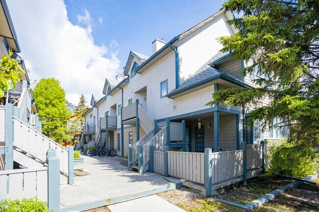 319A Marten St in Banff, AB - Building Photo - Building Photo