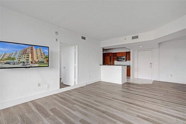 2775 NE 187th St, Unit 202 in Miami, FL - Building Photo - Building Photo