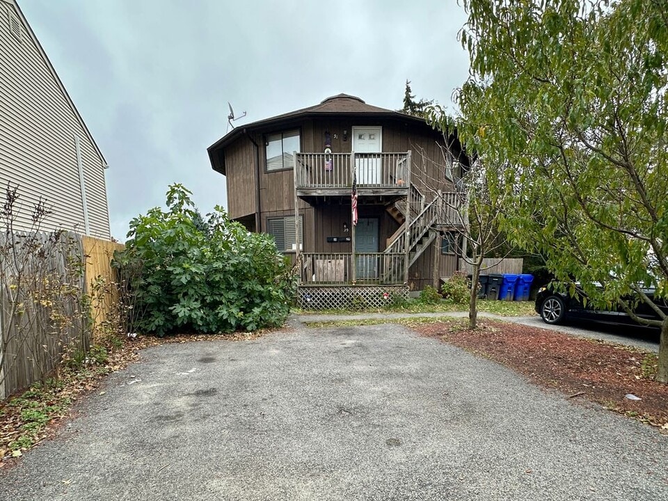 29 Irving Ave in East Providence, RI - Foto de edificio
