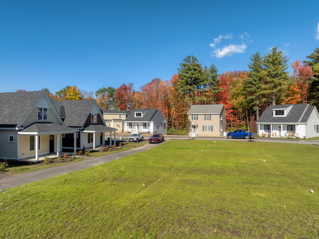 MCO Lancaster Cottages in Lancaster, MA - Foto de edificio - Building Photo