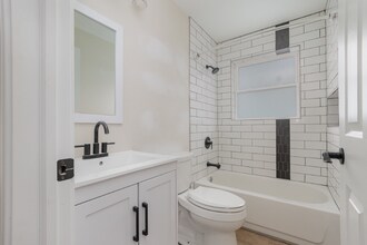 5653 Bramble Ave-Unit -Apt 1 in Cincinnati, OH - Building Photo - Building Photo