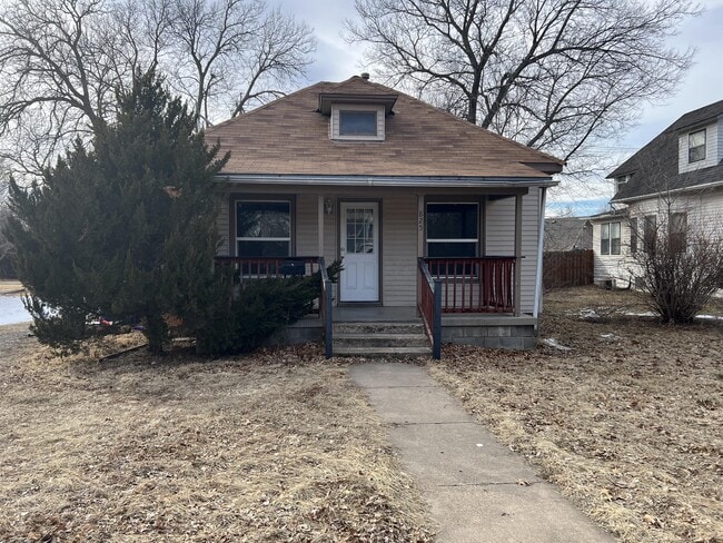 property at 825 N Main St