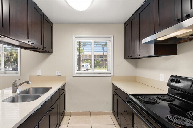 Melrose Manor Apartments - Riverside, CA