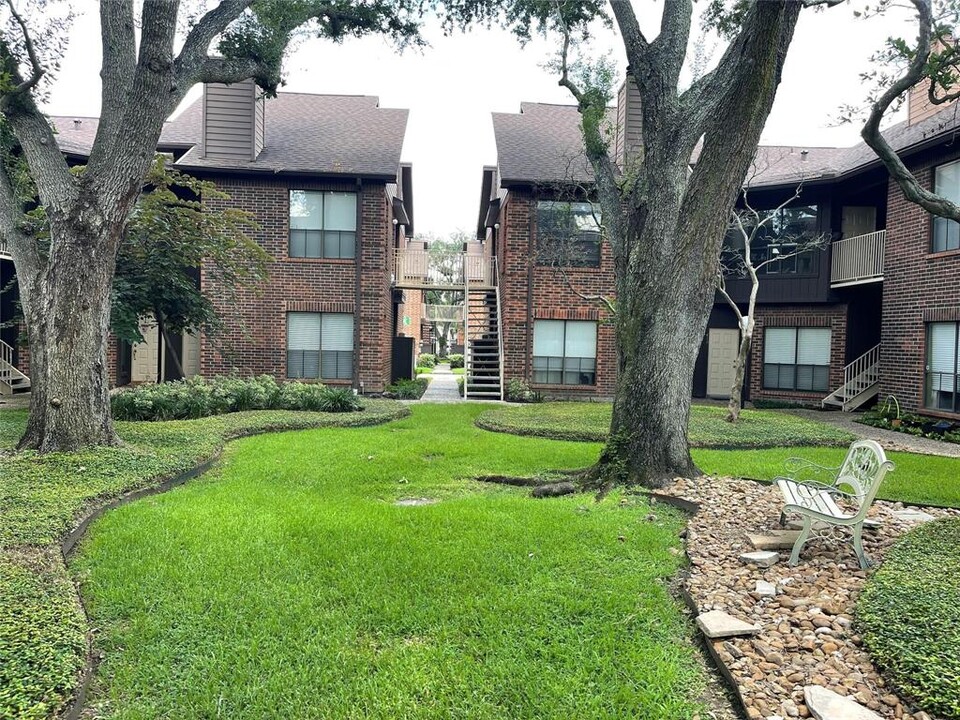 3130 Walnut Bend Ln in Houston, TX - Building Photo