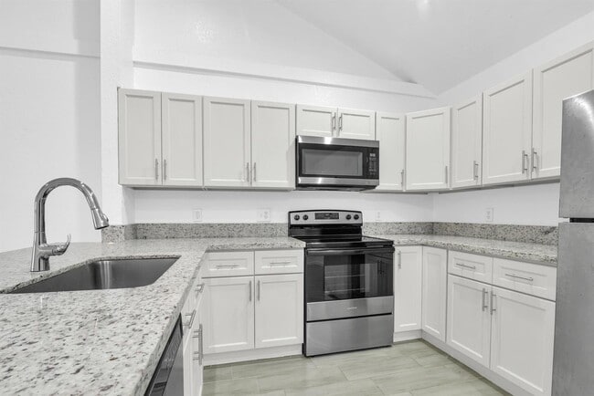 13737 Yarmouth Dr in Wellington, FL - Foto de edificio - Building Photo