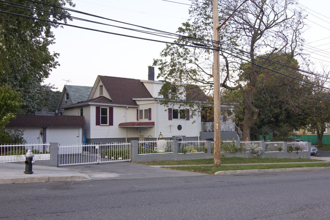 1927 Gildersleeve Ave in Bronx, NY - Building Photo