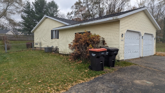 538 4 Mile Rd NW in Comstock Park, MI - Foto de edificio - Building Photo