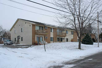 2209 Branch Ave in Anoka, MN - Foto de edificio - Building Photo