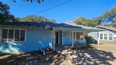 2621 N Locust St in Denton, TX - Building Photo - Building Photo