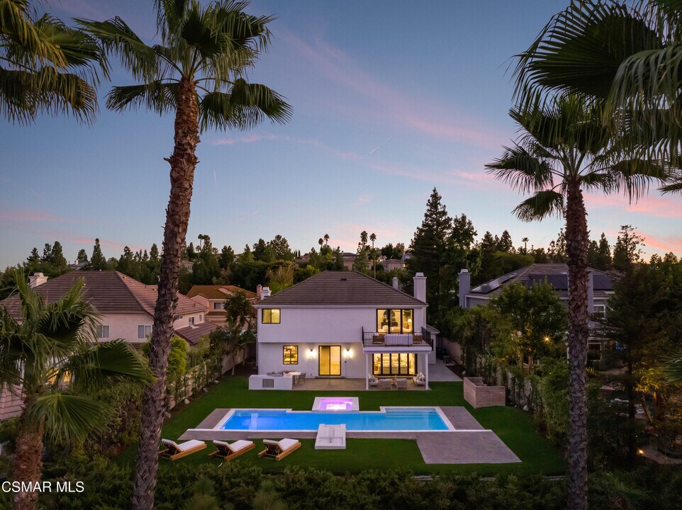 24005 Clarington Dr in Los Angeles, CA - Building Photo