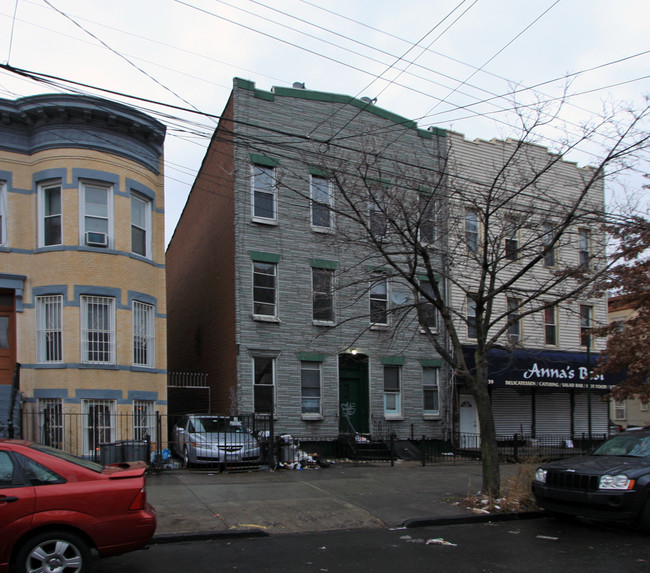 137 St. Nicholas Ave in Brooklyn, NY - Building Photo - Building Photo