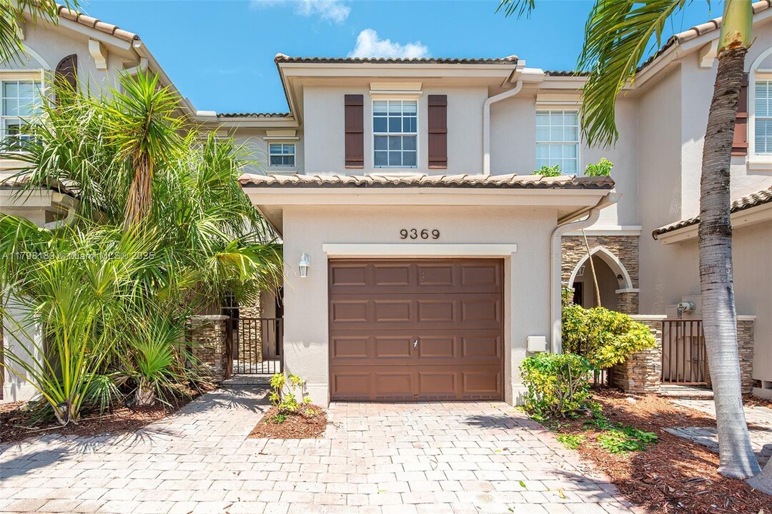 9369 SW 219th St in Cutler Bay, FL - Building Photo