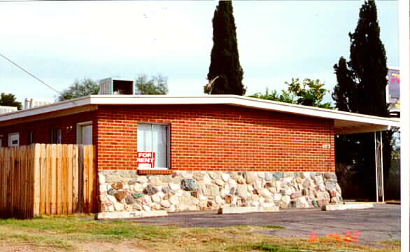 2412 N Bryant Ave in Tucson, AZ - Foto de edificio