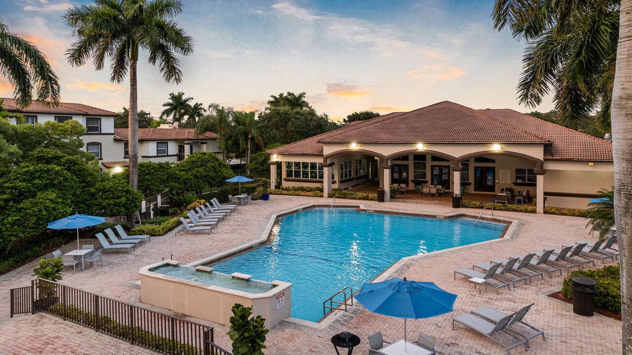 Harbour Cove in Pembroke Pines, FL - Building Photo