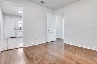 4922 W University Blvd in Dallas, TX - Building Photo - Building Photo