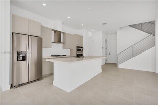 8037 NW 42nd St in Doral, FL - Building Photo