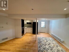 1 Ridgeway Ct in Vaughan, ON - Building Photo - Building Photo
