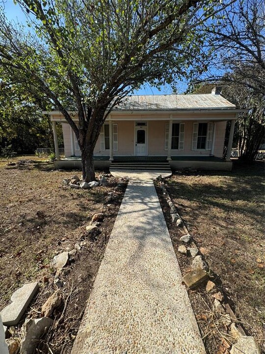 302 S Burleson St in Kyle, TX - Building Photo