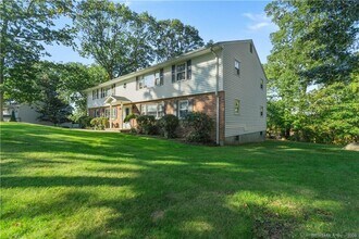 280 E Main St in Clinton, CT - Building Photo - Building Photo