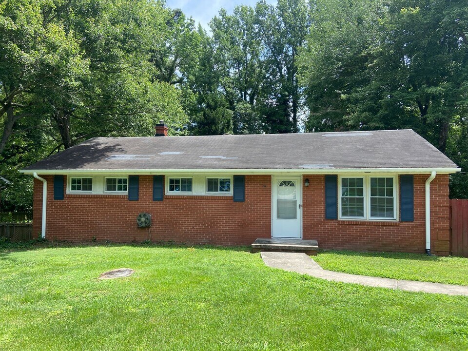3011 Dellwood Dr in Greensboro, NC - Foto de edificio