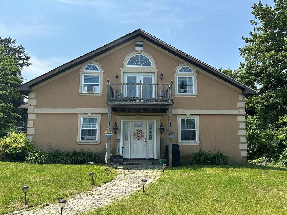 852 Freedom Plains Rd in Poughkeepsie, NY - Building Photo