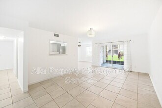 4329 Plaza Gate Ln S in Jacksonville, FL - Building Photo - Building Photo