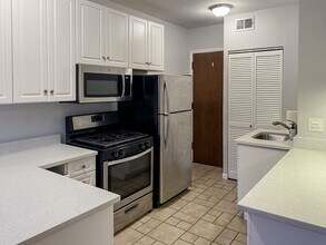 3709 N Sheffield Ave, Unit 305 in Chicago, IL - Building Photo - Building Photo
