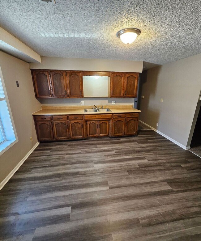 11763 Wood Oak Ave in Richmond, MO - Foto de edificio - Building Photo