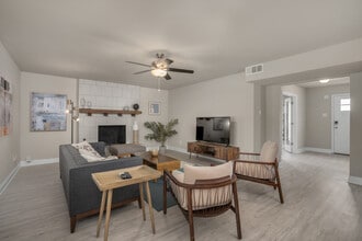 11210 Cotillion Dr in Dallas, TX - Foto de edificio - Building Photo