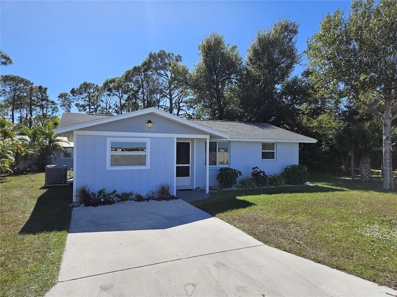 8229 Cypress Rd in Englewood, FL - Foto de edificio