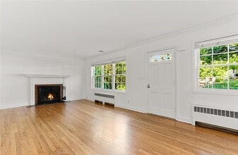 8 Deerwood Ct in Norwalk, CT - Building Photo - Building Photo
