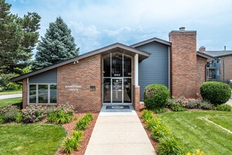 Country Club Village Apartments in West Des Moines, IA - Foto de edificio - Building Photo