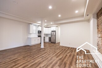 2112 N Campbell Ave, Unit G in Chicago, IL - Foto de edificio - Building Photo