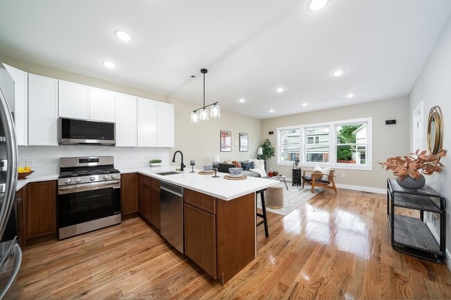 275 Pearsall Ave in Jersey City, NJ - Building Photo - Building Photo