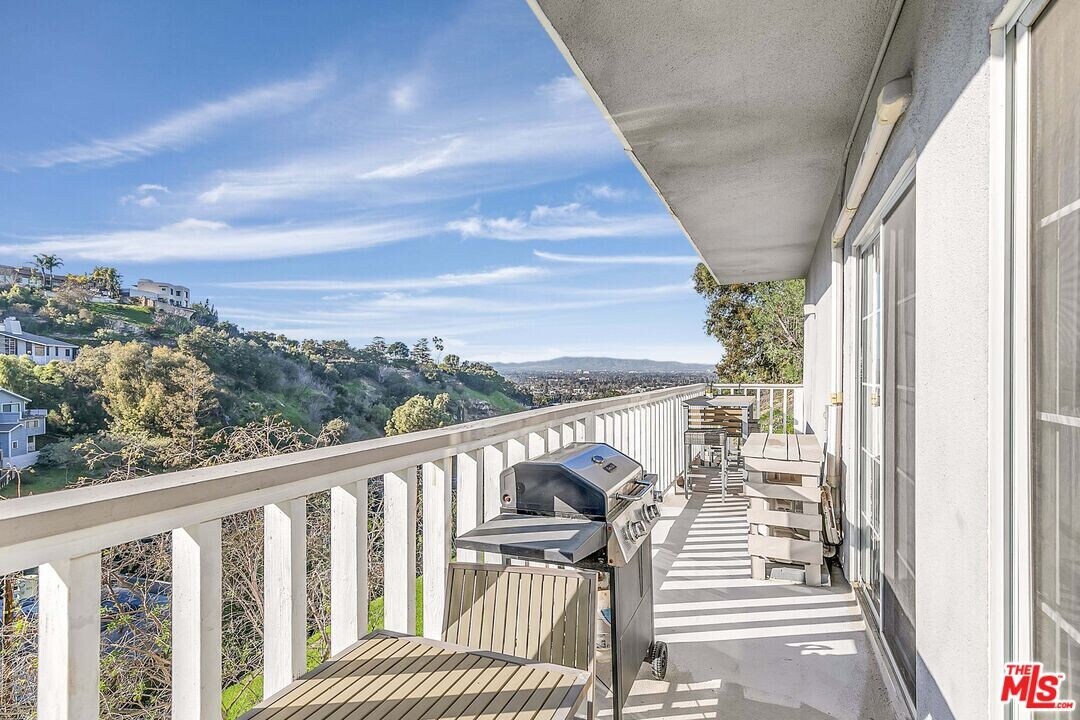 3615 Sunswept Dr in Los Angeles, CA - Building Photo