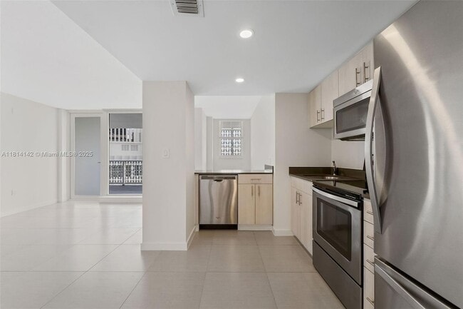 910 West Ave, Unit 0205 in Miami Beach, FL - Building Photo - Building Photo